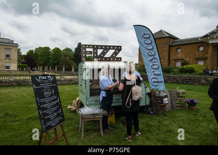 Cibo e bevande Festival Althorp Northamptonshire Earl Spencer parlare con le donne flirt playboy piante fiori segno Gin drink Champagne Prosecco alcol Foto Stock