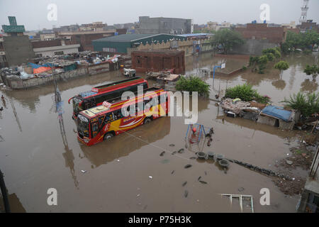 Pakistani residenti in Cina regime passando attraverso la strada allagata dopo le intense piogge monsoniche a Lahore. Il continuo pre-piogge monsoniche magia ha ancora una volta ha colpito la città. Almeno sei persone sono state uccise molti feriti in pioggia-incidenti correlati. Senza pietà come 238mm di pioggia ha continuato tre ore sommersi la maggior parte delle zone della città risultanti nella peggiore delle ipotesi gli inceppamenti di traffico nonché gravi disagi per i cittadini. Il Met Office ha detto che a causa di una pressione elevata correnti monsoniche penetrando nel paese, la capitale del Punjab, così come altre città, continuerà a ricevere acquazzone per i prossimi due d Foto Stock