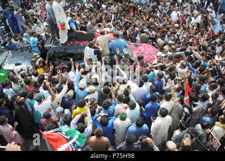 Hyderabad, Pakistan. 03 Luglio, 2018. Pakistan popoli parte PPP presidente Bilawal Bhutto Zardari dando il suo intervento durante il rally a Hala Naka erano un gran numero di lavoratori di partito sono stati a partecipare a credito: Janali Laghari/Pacific Press/Alamy Live News Foto Stock