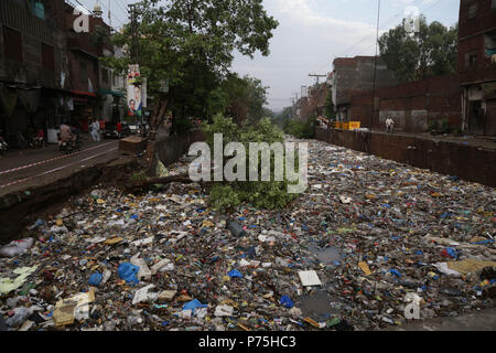 Pakistani residenti in Cina regime passando attraverso la strada allagata dopo le intense piogge monsoniche a Lahore. Il continuo pre-piogge monsoniche magia ha ancora una volta ha colpito la città. Almeno sei persone sono state uccise molti feriti in pioggia-incidenti correlati. Senza pietà come 238mm di pioggia ha continuato tre ore sommersi la maggior parte delle zone della città risultanti nella peggiore delle ipotesi gli inceppamenti di traffico nonché gravi disagi per i cittadini. Il Met Office ha detto che a causa di una pressione elevata correnti monsoniche penetrando nel paese, la capitale del Punjab, così come altre città, continuerà a ricevere acquazzone per i prossimi due d Foto Stock