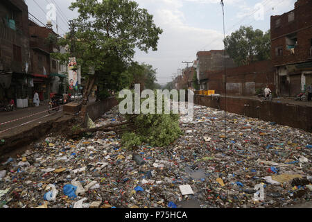 Pakistani residenti in Cina regime passando attraverso la strada allagata dopo le intense piogge monsoniche a Lahore. Il continuo pre-piogge monsoniche magia ha ancora una volta ha colpito la città. Almeno sei persone sono state uccise molti feriti in pioggia-incidenti correlati. Senza pietà come 238mm di pioggia ha continuato tre ore sommersi la maggior parte delle zone della città risultanti nella peggiore delle ipotesi gli inceppamenti di traffico nonché gravi disagi per i cittadini. Il Met Office ha detto che a causa di una pressione elevata correnti monsoniche penetrando nel paese, la capitale del Punjab, così come altre città, continuerà a ricevere acquazzone per i prossimi due d Foto Stock