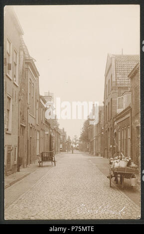 . Nederlands: Zandstraat . Nederlands: Gezicht in de Zandstraat (Voorste di Lange Zandstraat) gezien Vanaf de Oude Singel naar het noorden naar de Langegracht. Op de achtergrond de Zandstraat (achterste di Korte Zandstraat) dieci noorden van de Langegracht. 1 gennaio 1860 173 Obreen, Henri Guillaume Arnaud Zandstraat ErfgoedLeiden LEI001005758 Foto Stock