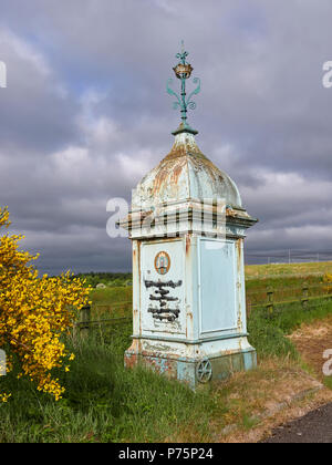 Brechin serbatoio piedistallo commemorativo si trova appena fuori dal campo da Golf Strada alla Trinità, un piccolo villaggio appena fuori Brechin in Angus, Scozia. Foto Stock