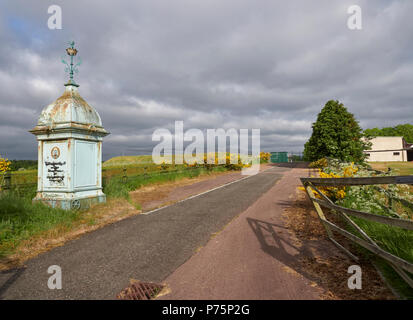 Il Brechin serbatoio piedistallo commemorativa sulla piccola strada che conduce al serbatoio in Brechin, Angus, Scozia. Foto Stock