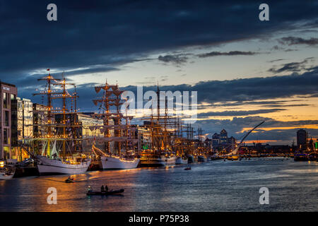 Tall navi ormeggiate su Sir John Rogerson's Quay Liffey Dublino Irlanda nel cuore dei servizi finanziari District Foto Stock