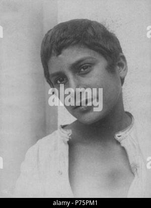 Italiano: Wilhelm von Gloeden (1856-1931), Ritratto. Numero di catalogo: 333. Il numero potrebbe essere errato in quanto online è apparsa un'altra foto con lo stesso numero di catalogo. Inglese: Wilhelm von Gloeden (1856-1931), ritratto. Numero di catalogo: 333. Questo numero potrebbe essere sbagliato poiché un'altra immagine con lo stesso numero di catalogo è apparso online. . Circa del 1895. 128 Gloeden, Wilhelm von (1856-1931) - n. 0333 - da - Gloedeneries p. 17 Foto Stock