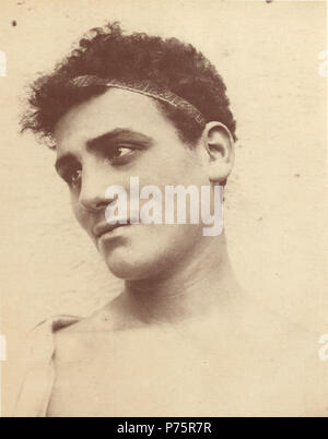 Italiano: Wilhelm von Gloeden (1856-1931). Ritratto di giovane. Numero di catalogo: 91. Inglese: Wilhelm von Gloeden (1856-1931). Giovane con cerchietto. Il numero di catalogo 91. . 1890s. 130 Gloeden, Wilhem von (1856-1931) - n. 0091 Foto Stock