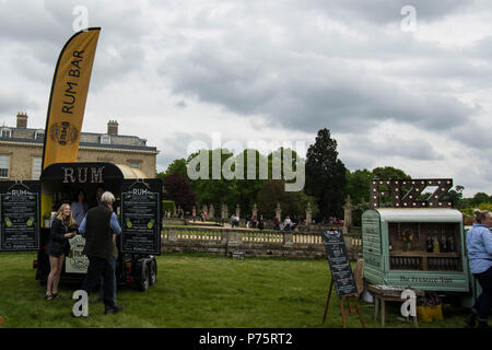 Earl spencer al festival di cibo e bevande a Althorp casa rum negozio booze bere alcol vendere vendite parlando ragazza bionda leggy casa vecchio segno segni a Foto Stock