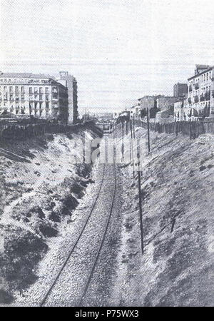 Español: Vista de la trinchera de la calle del Ferrocarril de Madrid en 1912. Por ella circulaba el ferrocarril de contorno . 1912 12 Calle del Ferrocarril (Madrid) en 1912 Foto Stock