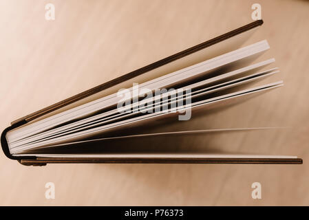 Retro della elegante album fotografico con un fermo il coperchio dalla finta pelle Foto Stock