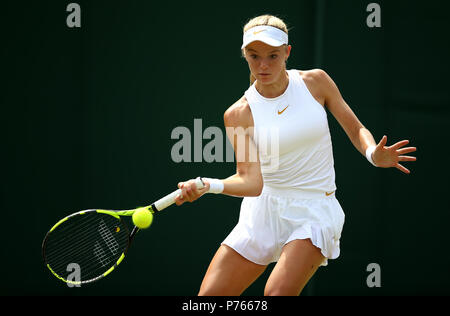 Katie Swan in azione il giorno tre i campionati di Wimbledon al All England Lawn Tennis e Croquet Club, Wimbledon. Foto Stock