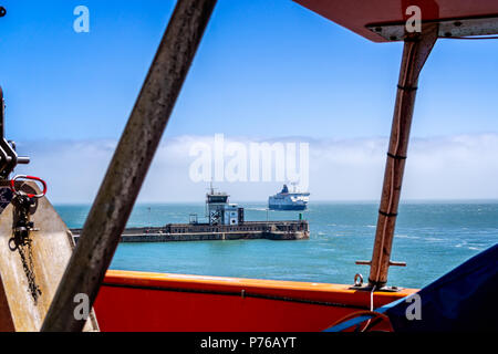 Traghetto provenienti al dock a Dover porta prese da un traghetto a Dover, Kent, Regno Unito il 30 giugno 2018 Foto Stock