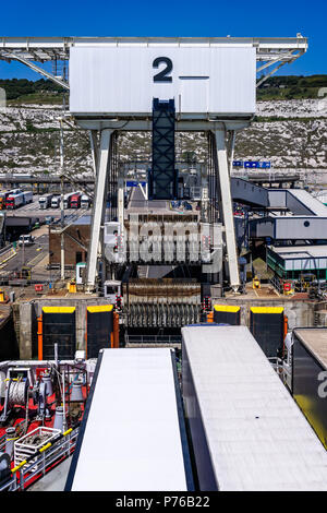 Traghetto provenienti al dock a Dover porta prese da un traghetto a Dover, Kent, Regno Unito il 30 giugno 2018 Foto Stock