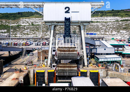 Traghetto provenienti al dock a Dover porta prese da un traghetto a Dover, Kent, Regno Unito il 30 giugno 2018 Foto Stock