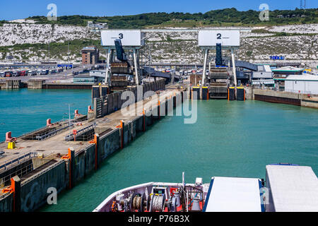 Traghetto provenienti al dock a Dover porta prese da un traghetto a Dover, Kent, Regno Unito il 30 giugno 2018 Foto Stock