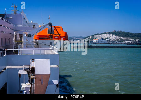 Traghetto provenienti al dock a Dover porta prese da un traghetto a Dover, Kent, Regno Unito il 30 giugno 2018 Foto Stock