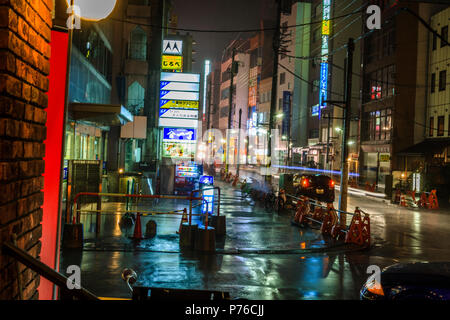 Una piovosa, moody urban street scene di notte, Omiya, Giappone Foto Stock