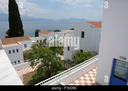 Lefkada, Grecia - 11 Maggio 2013: vista del territorio di un hotel moderno con edifici bianchi e blu di Windows sulla costa ionica in Grecia. Foto Stock