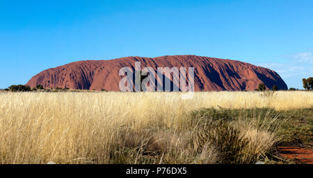 Vista panoramica di Uluru, nel Uluṟu-Kata Tjuṯa, il Parco Nazionale del Territorio del Nord, l'Australia. Foto Stock