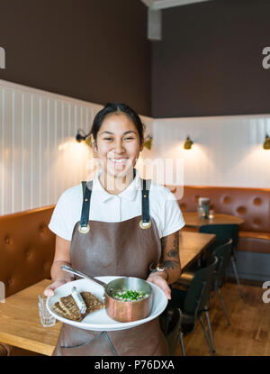 Piastre di colazione Bistro Royal detenute dal cameriere, Copenaghen Foto Stock