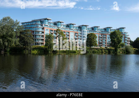 Appartamenti accanto all'acqua sul fiume Crescent, Waterside modo in Nottingham, Inghilterra, Regno Unito Foto Stock