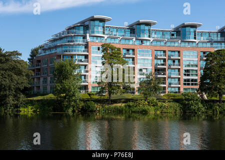 Appartamenti accanto all'acqua sul fiume Crescent, Waterside modo in Nottingham, Inghilterra, Regno Unito Foto Stock