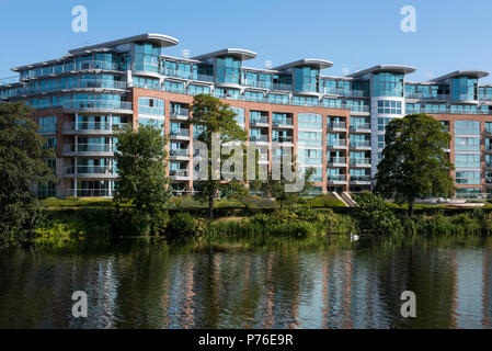 Appartamenti accanto all'acqua sul fiume Crescent, Waterside modo in Nottingham, Inghilterra, Regno Unito Foto Stock