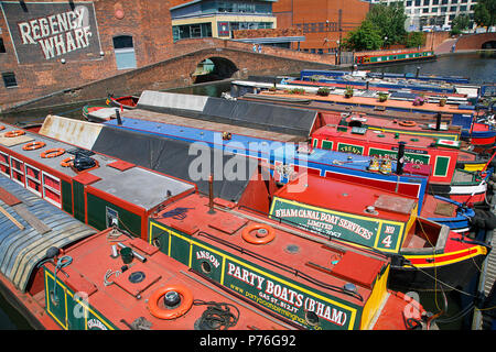 Birmingham, Regno Unito: Giugno 29, 2018: Regency Wharf a Gas Street Basin. Ripristinate il sistema di canale nella Birmingham Central è un patrimonio nazionale di riferimento. Foto Stock