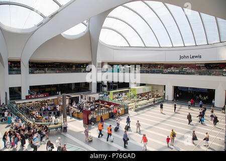 Birmingham, Regno Unito: Giugno 29, 2018: Grand Central Shopping Centre e strada nuova stazione ferroviaria nel centro di Birmingham. La gente passa attraverso la stazione. Foto Stock