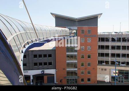 Birmingham, Regno Unito: Giugno 29, 2018: Selfridges Moor Street Car Park. Un situato convenientemente a più piani parcheggio auto di fronte l'iconico Edificio Selfridges. Foto Stock