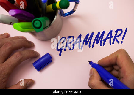 Scrittura testo scrittura grammatica chiamata motivazionali. Concetto di sistema di significato e la struttura di una lingua scrittura delle regole di lavoro uomo ispirazione holding m Foto Stock