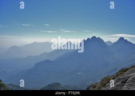 Splendida vista i Ghati occidentali e blue horizon dalla sommità del picco Agasthyarkoodam - Kerala. Foto Stock