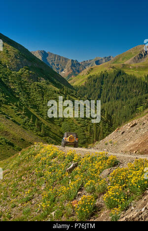 Jeep sul loop alpino vicino Engineer Pass, Animas River Valley in distanza, San Juan Mountains, Colorado, STATI UNITI D'AMERICA Foto Stock