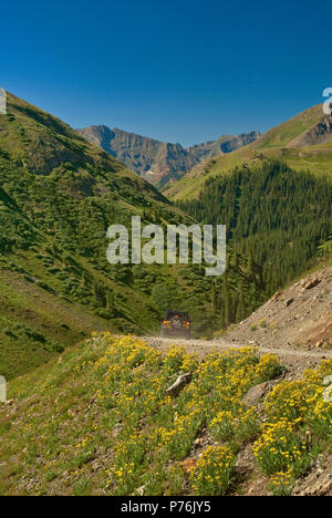 Jeep sul loop alpino vicino Engineer Pass, Animas River Valley in distanza, San Juan Mountains, Colorado, STATI UNITI D'AMERICA Foto Stock