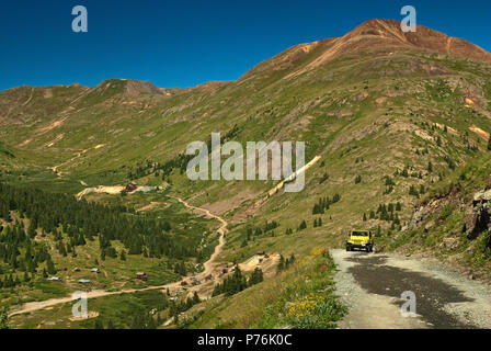 Jeep sul loop alpino sopra Animas forche città fantasma, San Juan Mountains, Colorado, STATI UNITI D'AMERICA Foto Stock