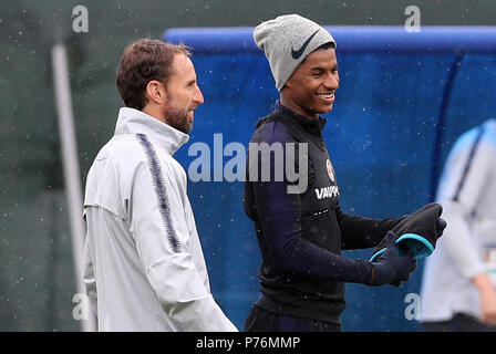 Dell'Inghilterra Rashford Marcus (destra) e manager Gareth Southgate durante la sessione di formazione a Spartak Zelenogorsk Stadium. Foto Stock