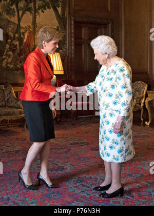 Queen Elizabeth II incontra del Primo ministro di Scozia Nicola storione, nel corso di una udienza presso il Palazzo di Holyrood House di Edimburgo. Foto Stock