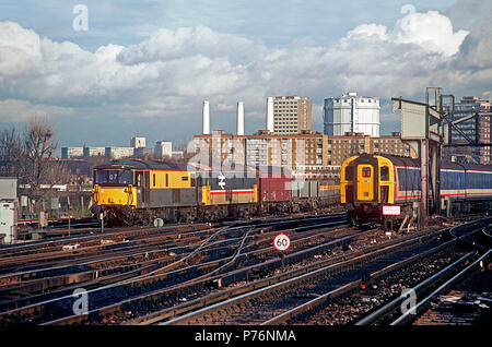 Una coppia di classe 73 elettro locomotive diesel numeri 73119 "Kentish Mercury' e 73103 doppia voce un treno di ingegneri a Clapham Junction il 26 novembre 1993. Foto Stock