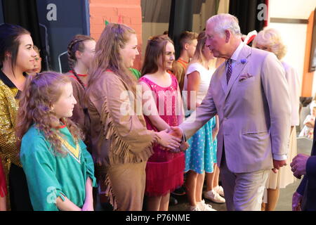 Il Principe di Galles soddisfa la pantomima di artisti durante la riapertura del recentemente rinnovato Strand Hall di Builth Wells, Galles. Foto Stock