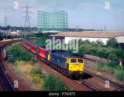 Una classe 47 locomotiva diesel numero 47840 "North Star' con una classe 87 locomotore elettrico numero 87012 nel lavoro di traino di un deviato Virgin Trains West Coast servizio al viadotto Saltley in Birmingham il 2 agosto 2003. Foto Stock