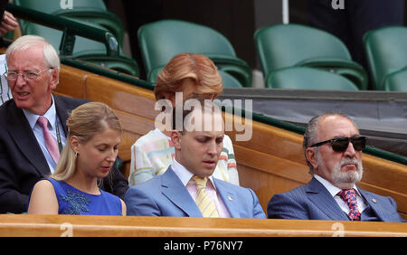 La signora Gabriella Windsor e Lord Frederick Windsor nel Royal box sul Centre Court il giorno tre i campionati di Wimbledon al All England Lawn Tennis e Croquet Club, Wimbledon. Foto Stock