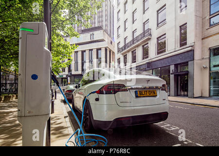 Un Mennekes EV punto di carica nel centro della città di Birmingham, Inghilterra, Regno Unito Foto Stock