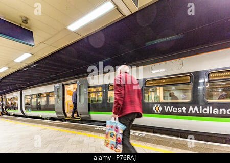 Una piattaforma vista a Birmingham New Street Station , Birmingham, Inghilterra, Regno Unito Foto Stock