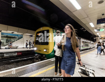 Una piattaforma vista a Birmingham New Street Station , Birmingham, Inghilterra, Regno Unito Foto Stock
