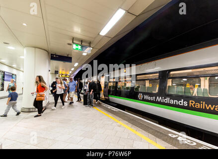 Una piattaforma vista a Birmingham New Street Station , Birmingham, Inghilterra, Regno Unito Foto Stock