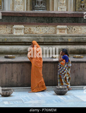 Bodhgaya,, India - Lug 9, 2015. Preghiere al complesso del tempio di Mahabodhi. Il Mahabodhi Vihar è un sito Patrimonio Mondiale dell'UNESCO. Foto Stock