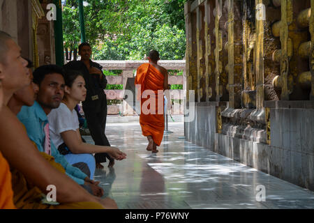 Bodhgaya,, India - Lug 9, 2015. Preghiere al complesso del tempio di Mahabodhi. Il Mahabodhi Vihar è un sito Patrimonio Mondiale dell'UNESCO. Foto Stock