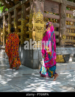 Bodhgaya,, India - Lug 9, 2015. Donne locali camminare al complesso del tempio di Mahabodhi. Il Mahabodhi Vihar è un sito Patrimonio Mondiale dell'UNESCO. Foto Stock