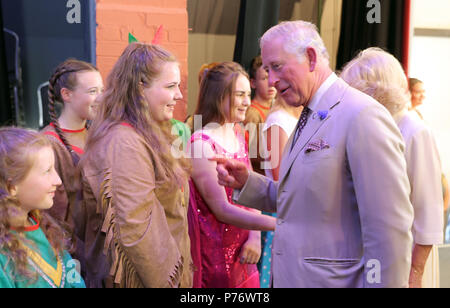 Il Principe di Galles soddisfa la pantomima di artisti durante la riapertura del recentemente rinnovato Strand Hall di Builth Wells, Galles. Foto Stock