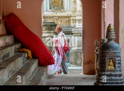 Bodhgaya,, India - Lug 9, 2015. Preghiere camminare al complesso del tempio di Mahabodhi. Il Mahabodhi Vihar è un sito Patrimonio Mondiale dell'UNESCO. Foto Stock